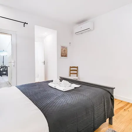 Charming Santos Wpatio